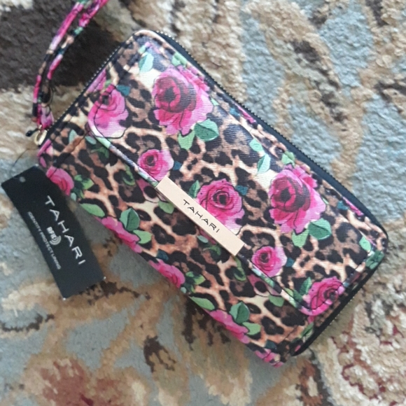 Tahari RFID pretty wristlet - Picture 10 of 14